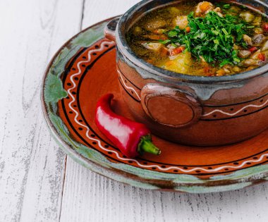 Sıcak çorba buharı soğuk bir günde seni ısıtmaya hazır.