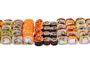 Somon, avokado, Philadelphia peyniri ve beyaz arka planda susam tohumlu büyük bir suşi seti.