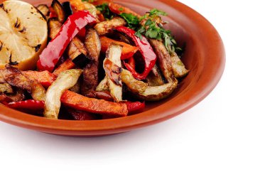 Limonlu ızgara sebze, sağlıklı bir vejetaryen yemeği.