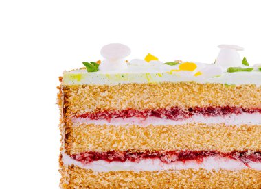 Yeşil krema ve çiçeklerle süslenmiş lezzetli bir sünger kek. Çekici katmanlarını gösteriyor.