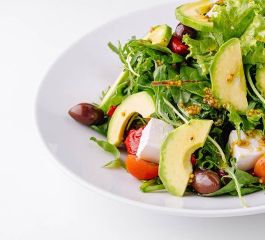 Avokado, feta peynirli, zeytinli, domatesli, roka ve zeytinyağlı taze salata.