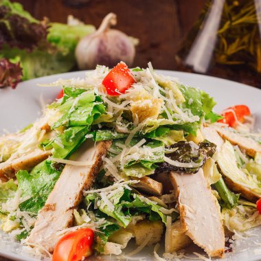 Taze ve çıtır çıtır sezar salatası tavuk ve parmesan peyniri servis ediliyor.