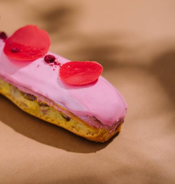 Zarif bej arkaplan üzerine ince malzemelerle donatılmış gurme pembe ekler.