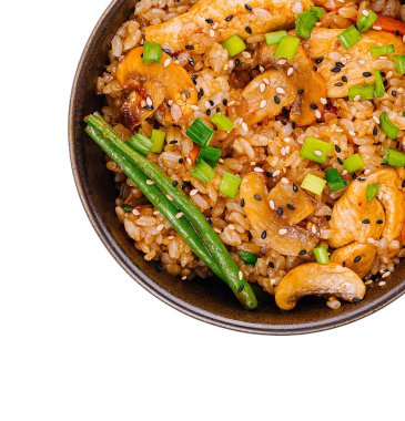 Asya usulü kızarmış pirinç, sebze ve tavukla dolu bir kase.