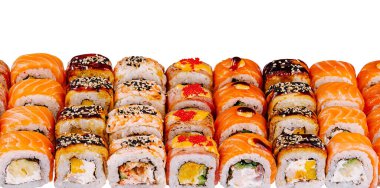 Beyaz arka planda somon, avokado ve krem peynirli suşi seti.