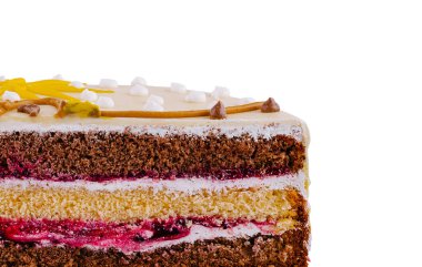 Çikolata süngeri ve krema katmanlarını gösteren lezzetli pasta dilimleri beyaz arka planda izole edilmiştir.