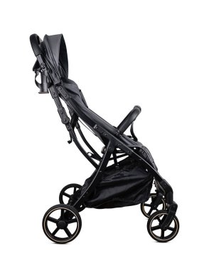 Modern siyah bebek arabası beyaz arka planda katlanmış.