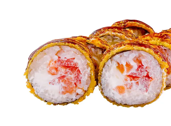 Somon ve krem peynirli nefis tempura maki suşi ruloları beyaz arka planda yatıyor.