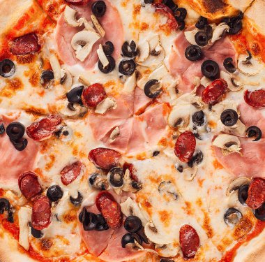 Eritilmiş peynirli, salamlı, mantarlı ve siyah zeytinli taze pişmiş pizza.