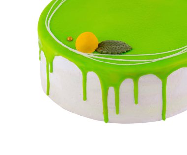 Yeşil krema ve sarı şekerlerle süslenmiş yuvarlak pasta, beyaz arka planda izole edilmiş.