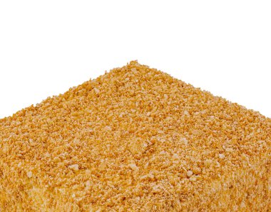 Beyaz arka planda duran kırıntılarla kaplı kare ballı pasta.