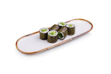 Taze malzemelerle dolu bir suşi rulosu koleksiyonu basit ve zarif bir tabakta sergilenir. Dekor parlak ve temiz, yemeklerin canlı renklerini vurguluyor..