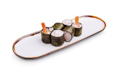 Gurme suşi dürümleri zarif beyaz bir tabakta sunuluyor, narin karides ve deniz yosununa sarılmış taze malzemeler sergileniyor. Bu zarif görüntü yemek pişirme becerisini ve sanatını ön plana çıkarıyor.