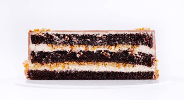 Cazip bir çikolatalı pasta zengin çikolata süngeri ve yumuşak krema katmanları içerir. Ezilmiş fındıkla kaplı bu tatlı şenlikli durumlar için idealdir..