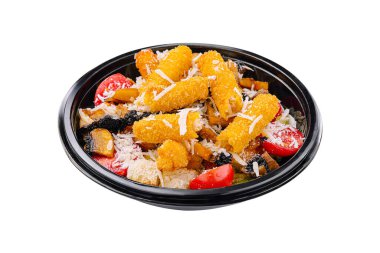 Canlı bir yemek vitrininde, çeşitli sebzelerle süslenmiş ve hindistancevizi serpilmiş yumuşak pirinç yatağının üzerinde çıtır çıtır altın külçeler sergileniyor. Tatmin edici bir yemek için mükemmel..