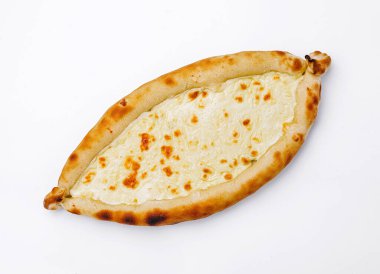 Taze bir Khachapuri beyaz bir zemin üzerinde oturur, altın kabuğunu ve peynir dolgusunu sergiler. Bu Gürcistan yemeği yemek severler için davetkar ve görsel olarak çekici..