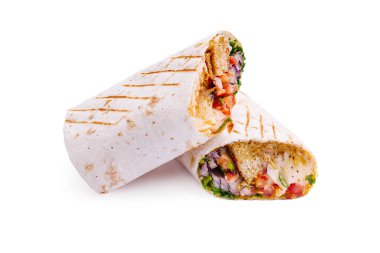 İki burrito canlı domatesler, marul ve diğer taze malzemelerle doludur. Izgara izleri sergilenir ve sağlıklı bir yemek seçeneği sunulur..