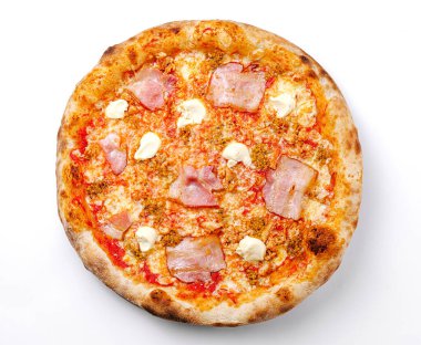 Lezzetli, yuvarlak, üzerinde lezzetli jambon, krem peynir parçaları ve zengin domates sosu olan bir pizza. Yemek vakti paylaşmak için mükemmel..