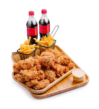 Lezzetli bir tabakta kızarmış tavuk parçaları ve küçük sepetlerde servis edilen altın patates kızartmaları yer alıyor. İki ferahlatıcı içecek yemeği tamamlıyor, eğlenmeye hazır..