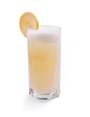 Sütlü limonlu içecekle dolu uzun bir bardak yüzeyde duruyor. Köpüklü bluzu limon dilimi ile tamamlanır. Sıcak günler için mükemmel bir görünüş yaratır..