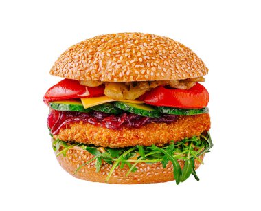 İçinde çıtır ekmek, taze marul, olgun domatesler ve susamlı bir çöreğin içine yerleştirilmiş çeşitli renkli malzemeler bulunan çok güzel hazırlanmış bir hamburger..