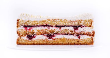 Sünger kek katmanları istiflenir ve zengin krema ve canlı meyve reçelleri ile doldurulur. Tatlı beyaz bir tabakta zarifçe sergileniyor, hoşgörüyü davet ediyor..