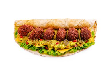 Gevrek falafel topları, taze marul, kremalı guacamole ve jalapeno dilimleriyle paketlenmiş nefis bir falafel dürüm canlı ve doyurucu bir yemek seçeneği sunar..