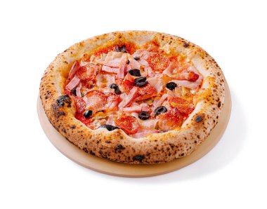 Yeni pişmiş bir pizza, zengin bir jambon, pepperoni ve zeytin karışımını sergiliyor, altın peynir tabakasının üstünde, yuvarlak ahşap bir tabakta servis ediliyor..