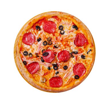 Taze pişmiş pepperonili pizza kıtır kıtırda pepperonili ve siyah zeytinli dilimler içerir. Bu lezzetli yemek, sıcak bir restoranda, ahşap bir tahtada servis ediliyor..