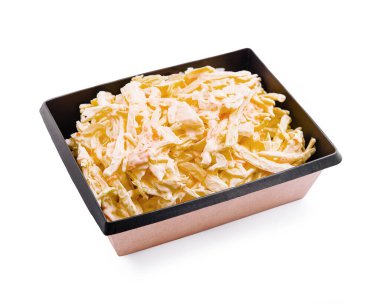 Parçalanmış lahana siyah servis kabını doldurur, salatalara çıtır çıtır bir dokuma eklemek ya da ana yemeklere eşlik etmek için mükemmeldir..