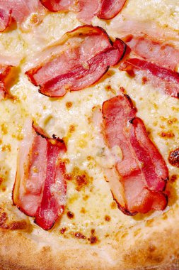 Kıtır pastırma dilimleri krem peynirli bir tabana cömertçe konur ve nefis bir pizza oluşturur. Bu yemek sıradan bir toplantı için mükemmel..