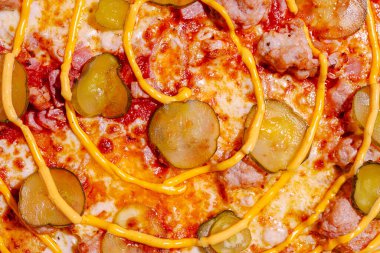 Ağız sulandıran bir pizza, keskin domates sosu, erimiş peynir, turşu dilimleri, baharatlı sosis ve bir tutam sarı peynir sosuyla kıtır kıtır bir kabuk içerir. Arkadaşlarla paylaşmak için mükemmel..