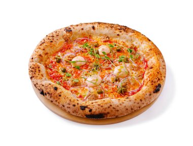 Gevrek kabuklu ve renkli malzemeli ağız sulandıran bir pizza yuvarlak bir ahşap tabakta sunuluyor. Ortam temiz ve modern, tabağın cazibesini vurguluyor..