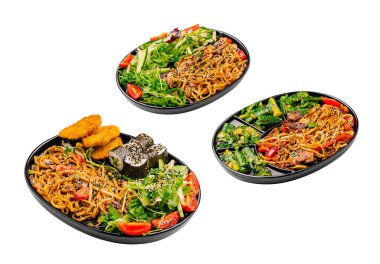 Üç yemek kutusu erişte, salata ve gevrek parçaları içeren lezzetli Asya yemekleriyle dolu. Taze sebzeler ve renkli malzemeler her kutuyu görsel olarak çekici ve besleyici yapar..