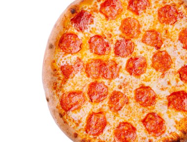 Yuvarlak bir pepperonili pizza cömert bir tabaka erimiş peynir ve baharatlı pepperoni ile kaplıdır. Kabuğu altın sarısı, taze pişmiş bir görünüm sergiliyor, pizzacıları cezbediyor..