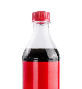 Bu şişe, ortasında canlı kırmızı bir etiket bulunan şeffaf plastikle kaplanmış koyu köpüklü bir içecek içeriyor. Şık biçimi ürünün basitliğini ve berraklığını vurgular..