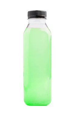 Uzun, şeffaf bir şişe canlı yeşil bir içecek tutar. İçindeki sıvı ferahlatıcı görünüyor ve merakı davet ediyor. Sıcak bir gün veya egzersiz sonrası sıvı alımı için mükemmel..