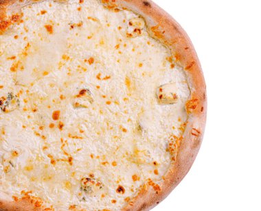 Cömert bir tabaka erimiş peynirle kaplı yuvarlak bir pizza ve altın-kahverengi bir kabuk hazır ve servis edilmeyi bekliyor. Davetkar ve iştah açıcı bir görünüm sergiliyor..