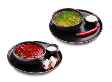 Bir kase canlı pancar çorbası, üzerinde otlar, yanında da bir dilim ekmek ve küçük bir tabak krema. Sıcak bir toplantı için mükemmel bir yemek..