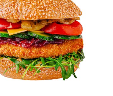 Hamburgerin üstünde çıtır çıtır köfte, peynir, taze sebze, domates ve salatalık var. Hepsi susamlı çöreğin içinde..