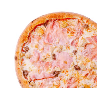 Bir pizza lezzetli jambon ve peynirle dolu bir altın hamuru içerir. Malzemeler ağız sulandırıcı bir karışım yaratıyor. Bu da tatmin edici bir yemeği davet ediyor. Tek başına yemek ya da eğlenmek için mükemmel..