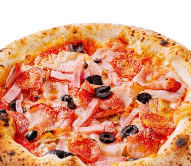 Yeni pişmiş bir pizza sergileniyor, dilimler halinde pepperoni, jambon, siyah zeytin ve peynirle süsleniyor. Kabuğu altın renginde ve hafifçe yanmış, bu da mükemmel fırını gösteriyor..