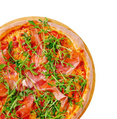 Lezzetli bir ev yapımı pizza, domates sosu, erimiş peynir, taze roka ve ince dilim prosciutto ile kaplı altın bir kabuktur. Sıcak bir yemek için mükemmel..