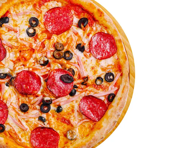 Yeni pişmiş pepperonili pizza ahşap bir tahtanın üzerinde sunulur. Pizza eritilmiş peynir, siyah zeytin ve baharatlı pepperoni dilimleri ile kaplı..