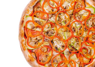 Yuvarlak pizza kırmızı dolma biber, mantar ve kabak dilimleriyle süslenir, canlı ve iştah açıcı bir yemek oluşturur, her yemek zamanı için mükemmeldir..