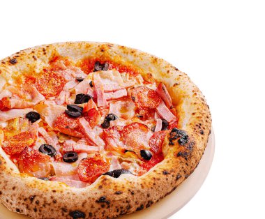 Taze bir pizza, lezzetli biberli, yapışkan peynirli ve canlı siyah zeytinlerle süslenmiş bir tabakta sunulur. Altın hamuru ile mükemmel pişirilmiş bu yemek lezzetli bir deneyimi davet ediyor..