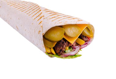 Yeni hazırlanmış ambalaj katmanları ızgara et, kıtır marul, dilimlenmiş soğan, erimiş peynir ve turşu. Bu renkli yemek hızlı ve doyurucu bir öğle yemeği için mükemmel..