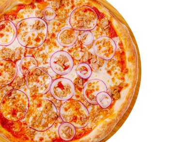 Lezzetli bir pizza ahşap bir tepside oturur, içinde zengin bir domates tabanı, mozzarella peyniri, taze ton balığı parçaları ve taze soğan halkaları bulunur. Paylaşmak için mükemmel.