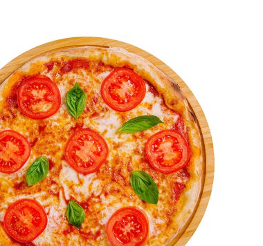 Lezzetli bir margherita pizzası ahşap bir kesme tahtasının üzerinde oturur. Pizzada domates, mozzarella peyniri ve fesleğen yaprakları, canlı renkler ve dokular sergileniyor..