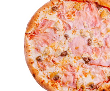 Yuvarlak pizza, erimiş peynir, jambon dilimleri ve çeşitli et parçalarıyla kaplı altın bir kabuk içerir. Yeni pişmiş ve arkadaşlarla ya da ailelerle paylaşmak için mükemmel..